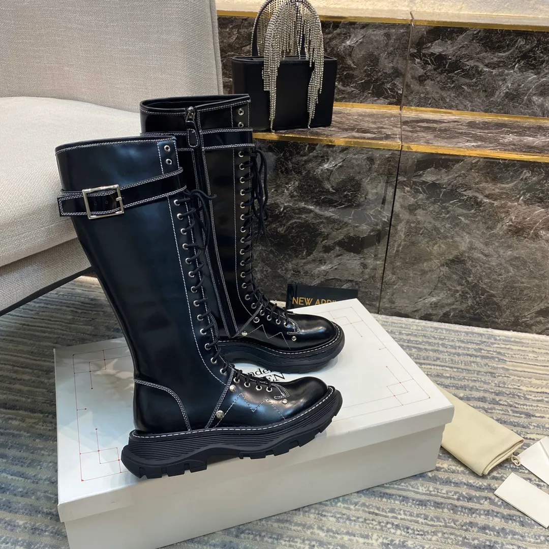 👟👟Ex-factory price 760👟👟MCQ McQueen boots ▪️The latest new color series of Alexander McQu**▪️2020s counter ────────────────This can completely replace its previous popular white shoe series 🎉 It is not picky about the foot shape at all, and it looks great on the foot ▪️Upper: exclusive custom-made original open-edge beaded cowhide ▪️ Inside: original customized sheepskin ➕ genuine leather welt ▪️Exclusive molded original outsole Anti-slip T👟👟Factory price U outsole Size 35-39 [40 can be customized and non-refundable]